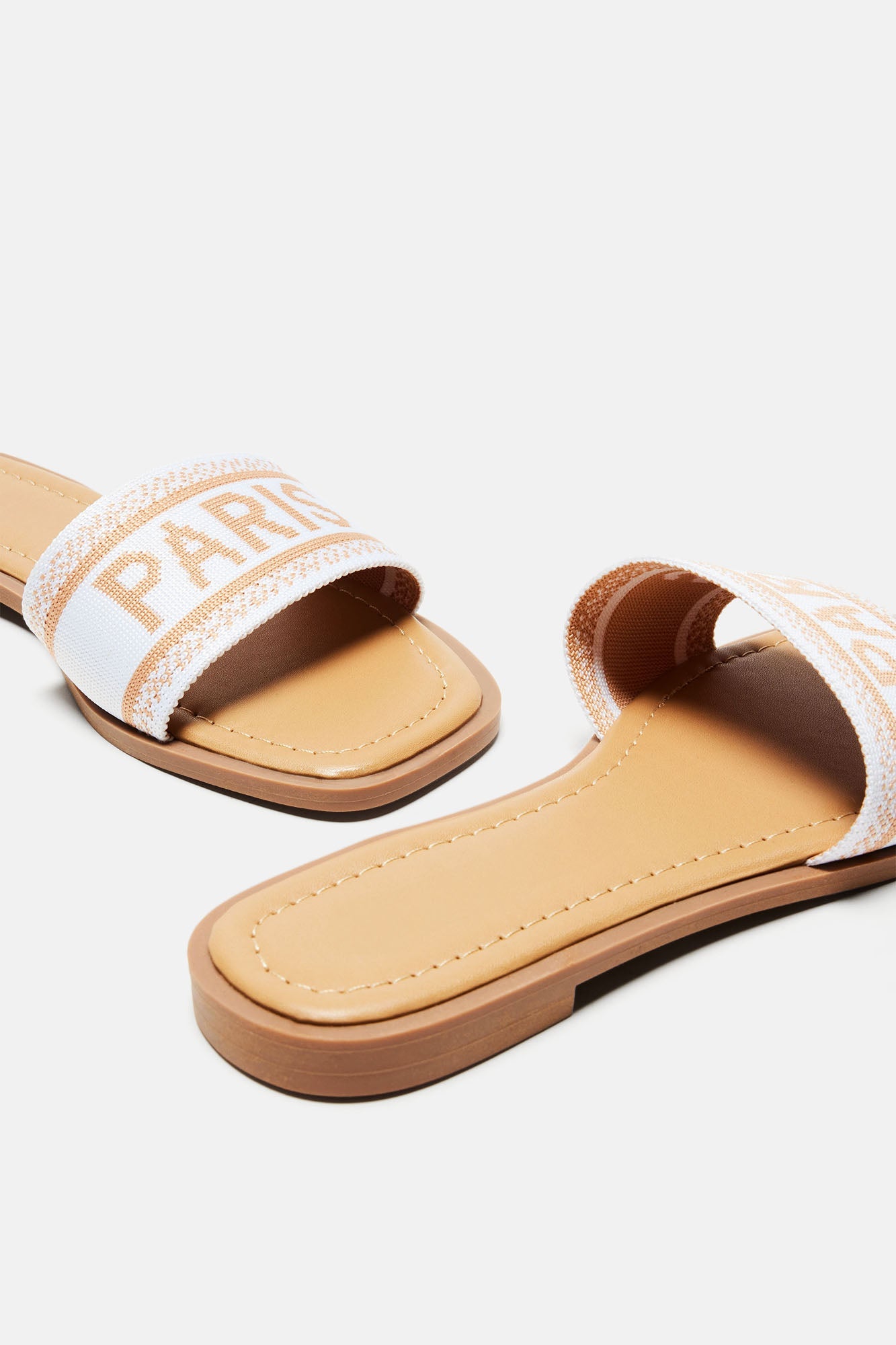 https://cdn.shopify.com/s/files/1/0293/9277/files/01-31-24_S10_31_PARISO01_White_CXB_13-46-34_2785_MR_ES.jpg?v=1723513823