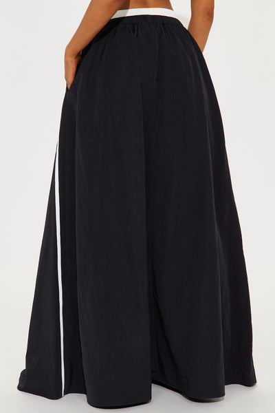 https://cdn.shopify.com/s/files/1/0293/9277/files/02-03-25_S5_56_GW24K1763_BlackWhite_KP_IM_14-08-01_0426_PXF.jpg?v=1738693242&with=400&height=600