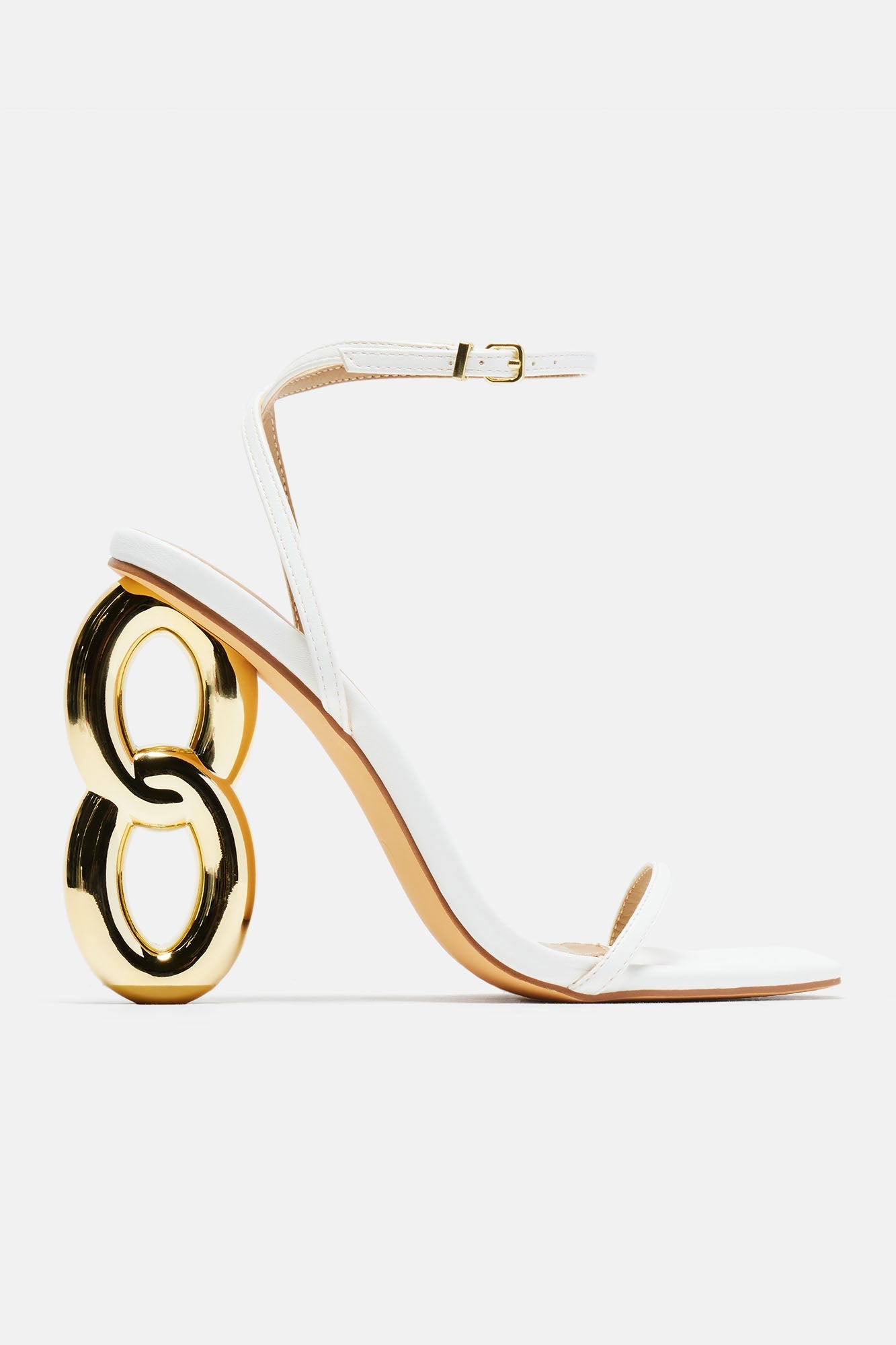 https://cdn.shopify.com/s/files/1/0293/9277/files/02-08-24_S10_6_FARAH_White_P_CXB_09-33-22_4177_ES.jpg?v=1720738969