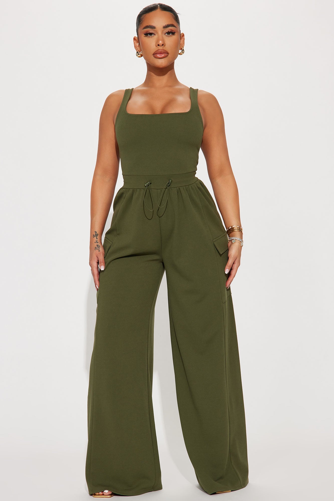 https://cdn.shopify.com/s/files/1/0293/9277/files/04-21-23Studio6_KF_SS_14-41-33_51_TP1633A_Olive_26946_CM.jpg?v=1682462760