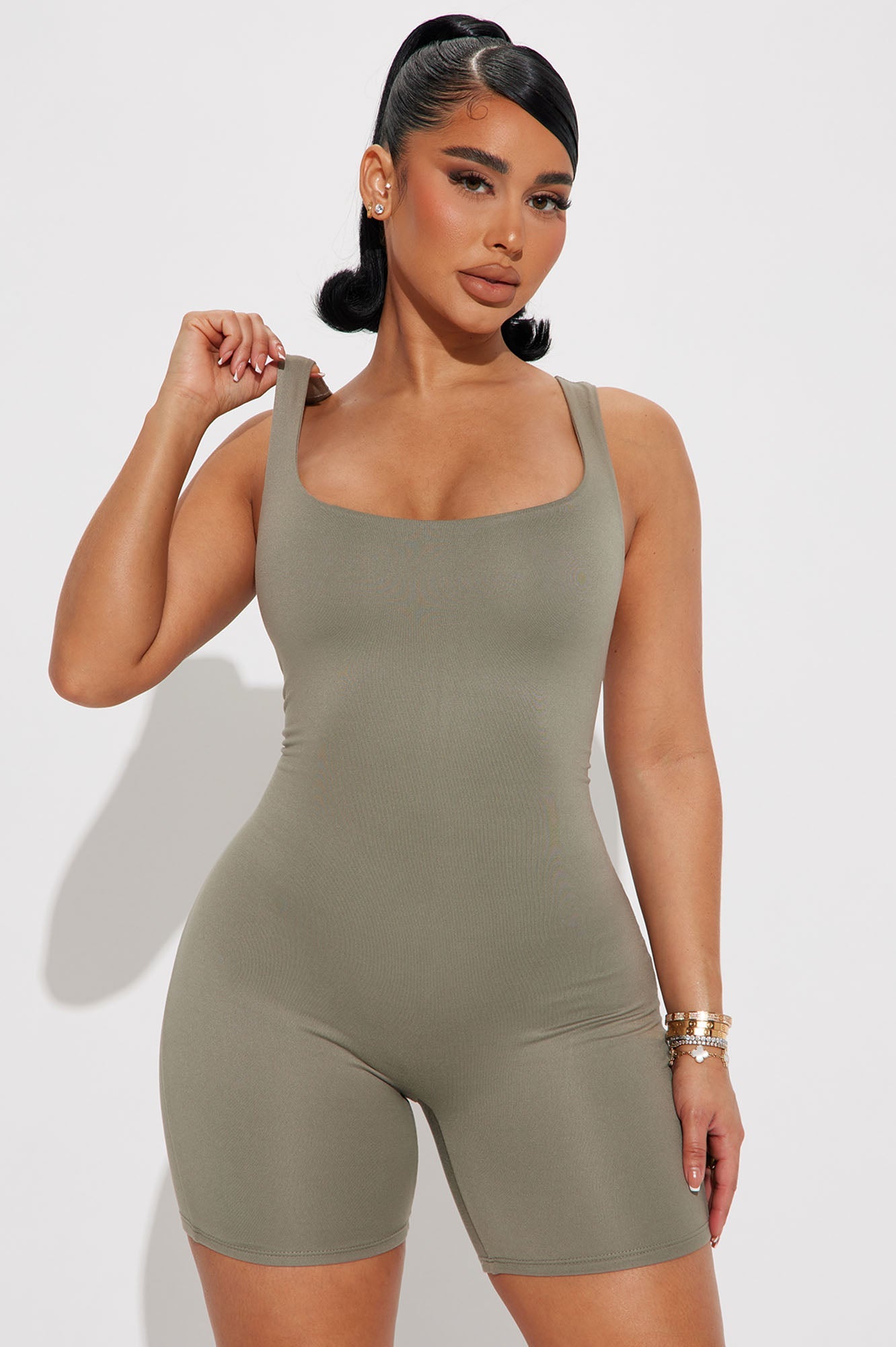 https://cdn.shopify.com/s/files/1/0293/9277/files/05-24-23Studio1_TK_IM_11-48-24_20_JR49771_Olive_52183_EH.jpg?v=1709750703