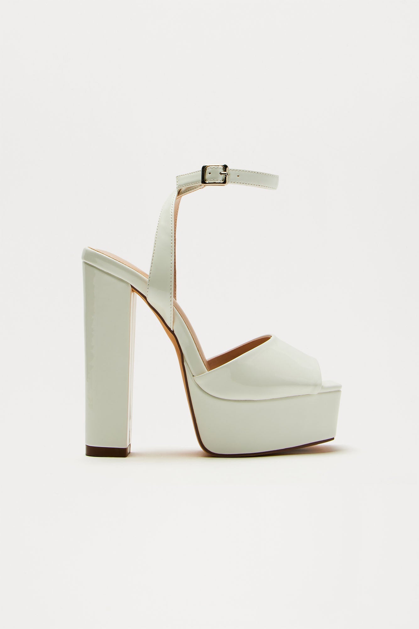 https://cdn.shopify.com/s/files/1/0293/9277/files/06-03-24_S15_2_GISELLEB_White_CZ_09-16-041404_SG_ES.jpg?v=1722454160