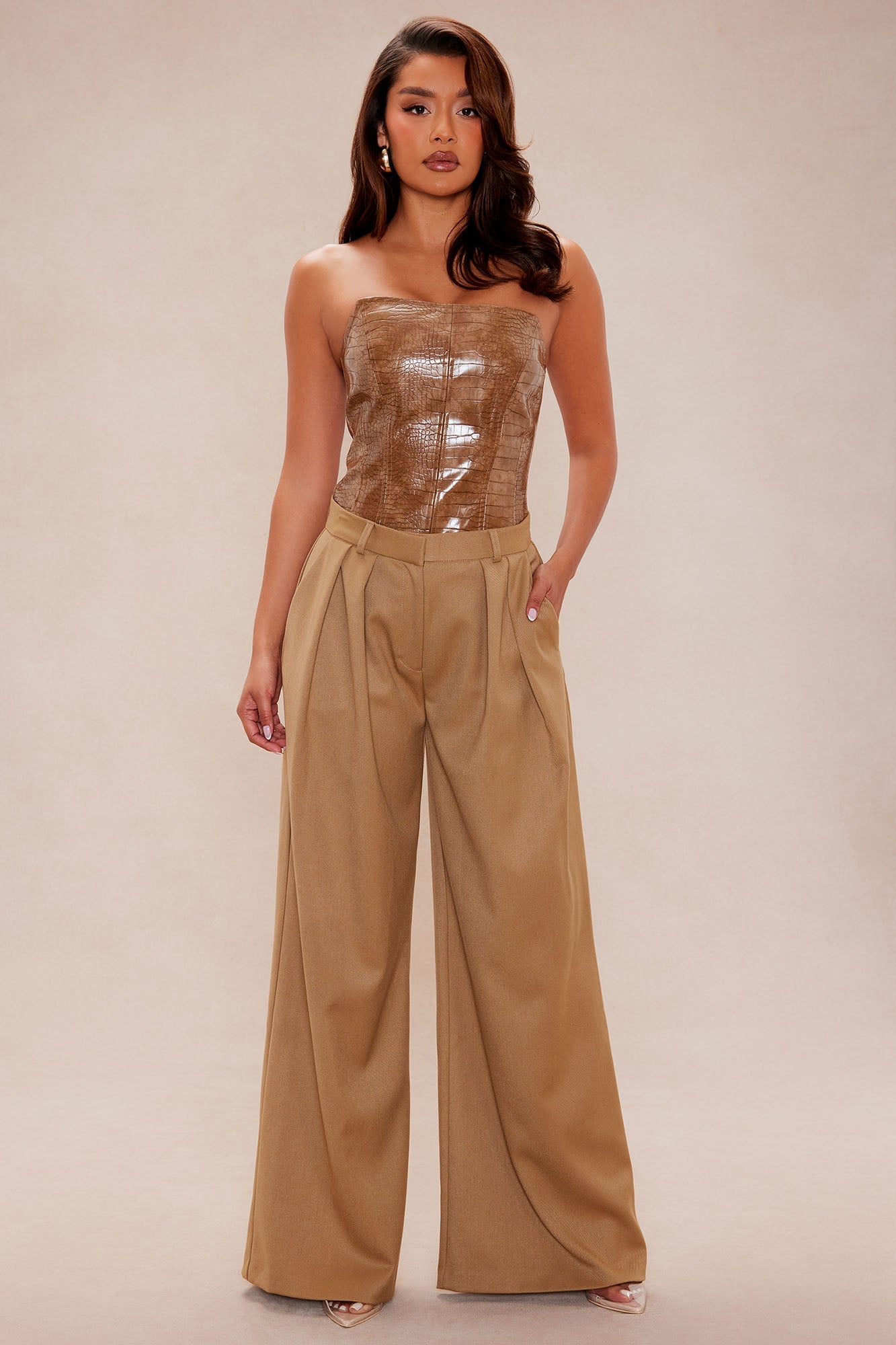 https://cdn.shopify.com/s/files/1/0293/9277/files/10-23-25_S5_32_C94281_Khaki_JG_IM_14-27-47_28912_PXF_BH.jpg?v=1761349763