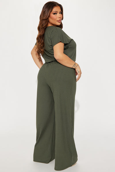 https://cdn.shopify.com/s/files/1/0293/9277/files/11-01-23Studio4_KS_DB_14-22-30_44_WJ15060_Olive_9371_PLUS_PXF.jpg?v=1699307457&with=400&height=600