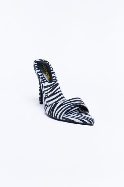 https://cdn.shopify.com/s/files/1/0293/9277/files/DULCEA_White_Black_SL_V4.jpg?v=1784519245&with=400&height=600
