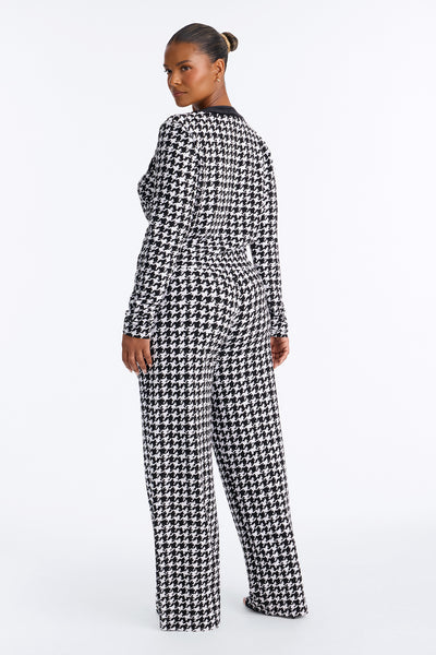 https://cdn.shopify.com/s/files/1/0293/9277/files/V126MS1497_Black_White_PLUS_V4.jpg?v=1787594753&with=400&height=600