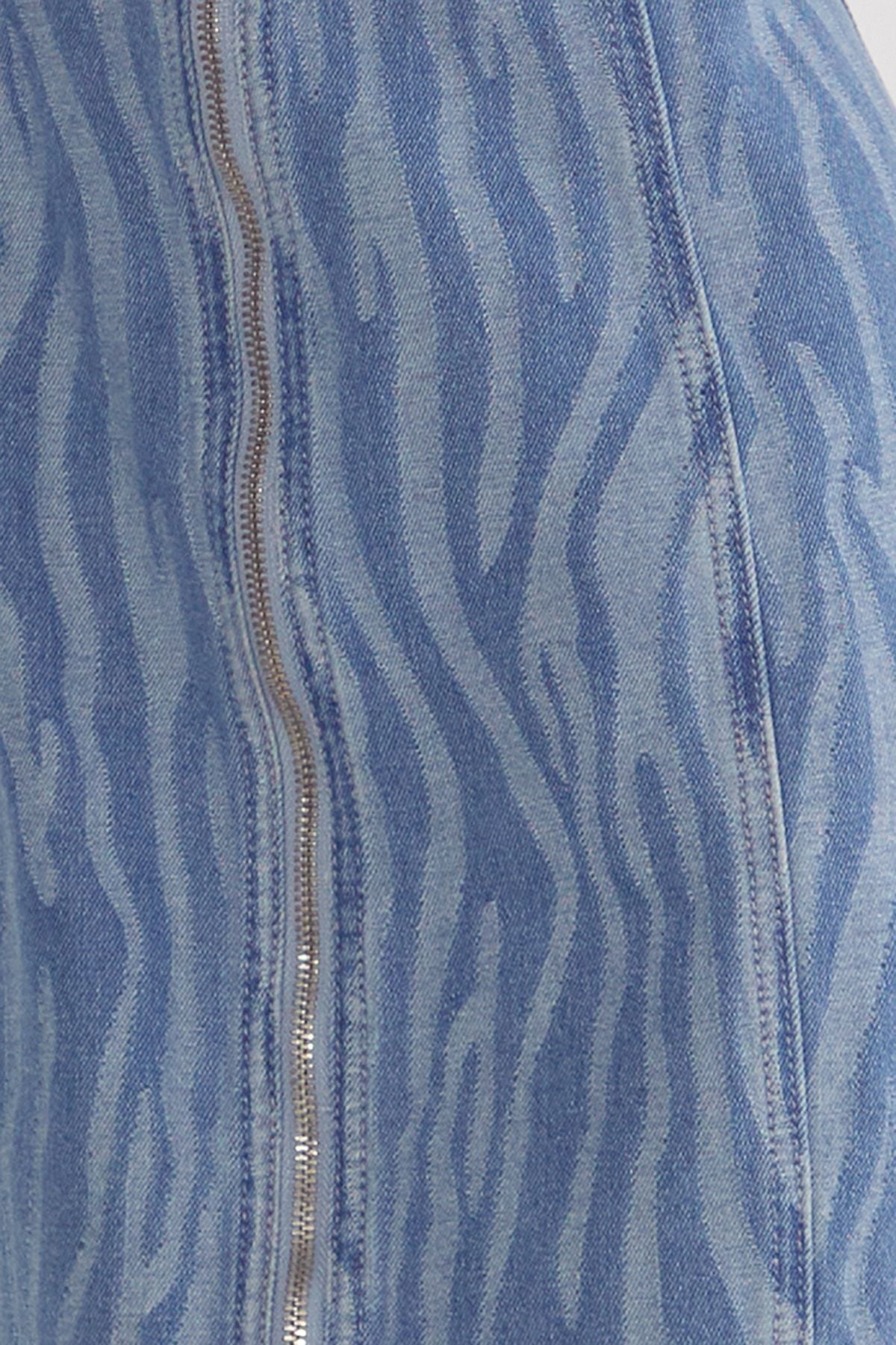 https://mediahub.prettylittlething.com/bgg25808_light%20wash_xl_4