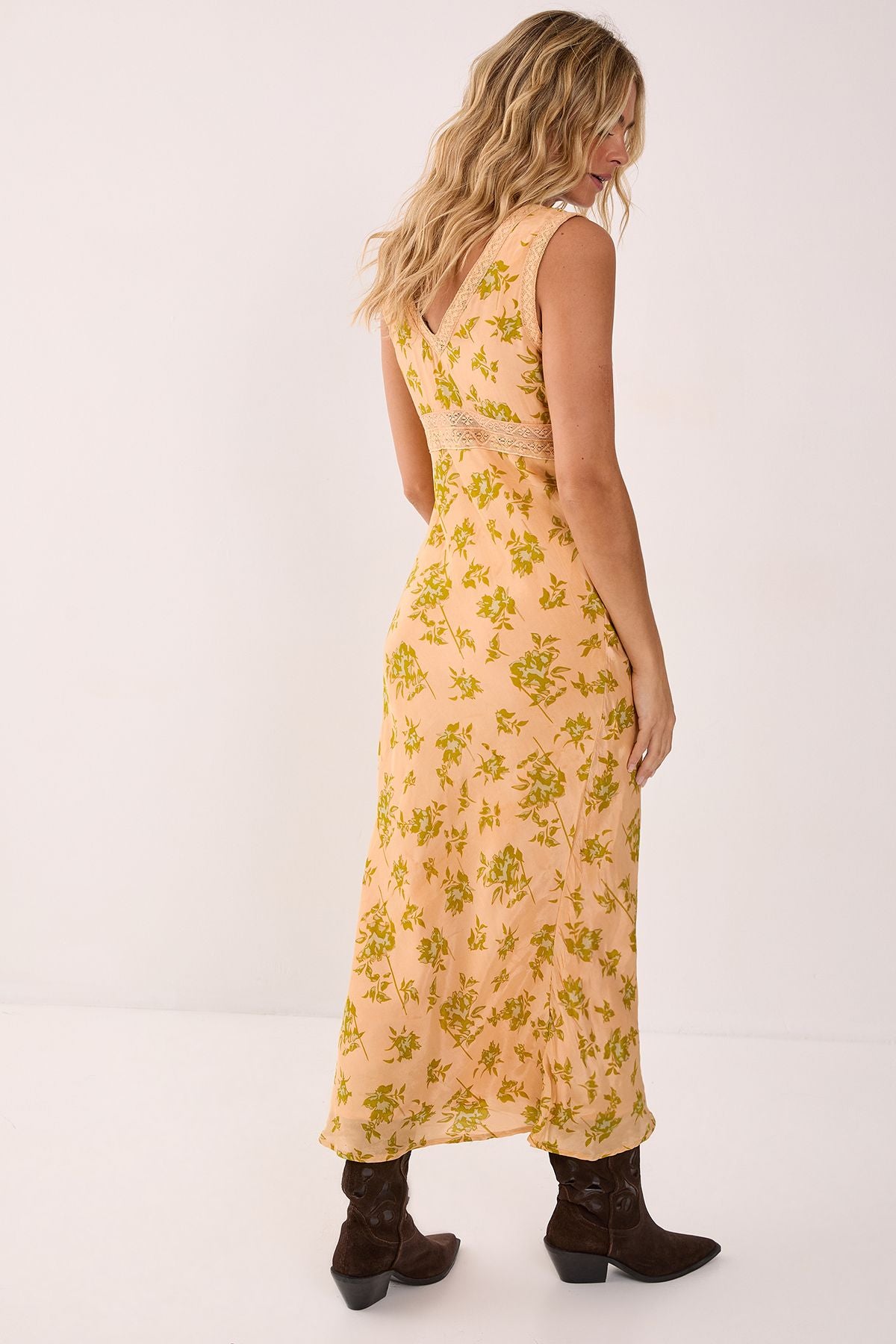 https://mediahub.prettylittlething.com/bgg26927_beige_xl_3