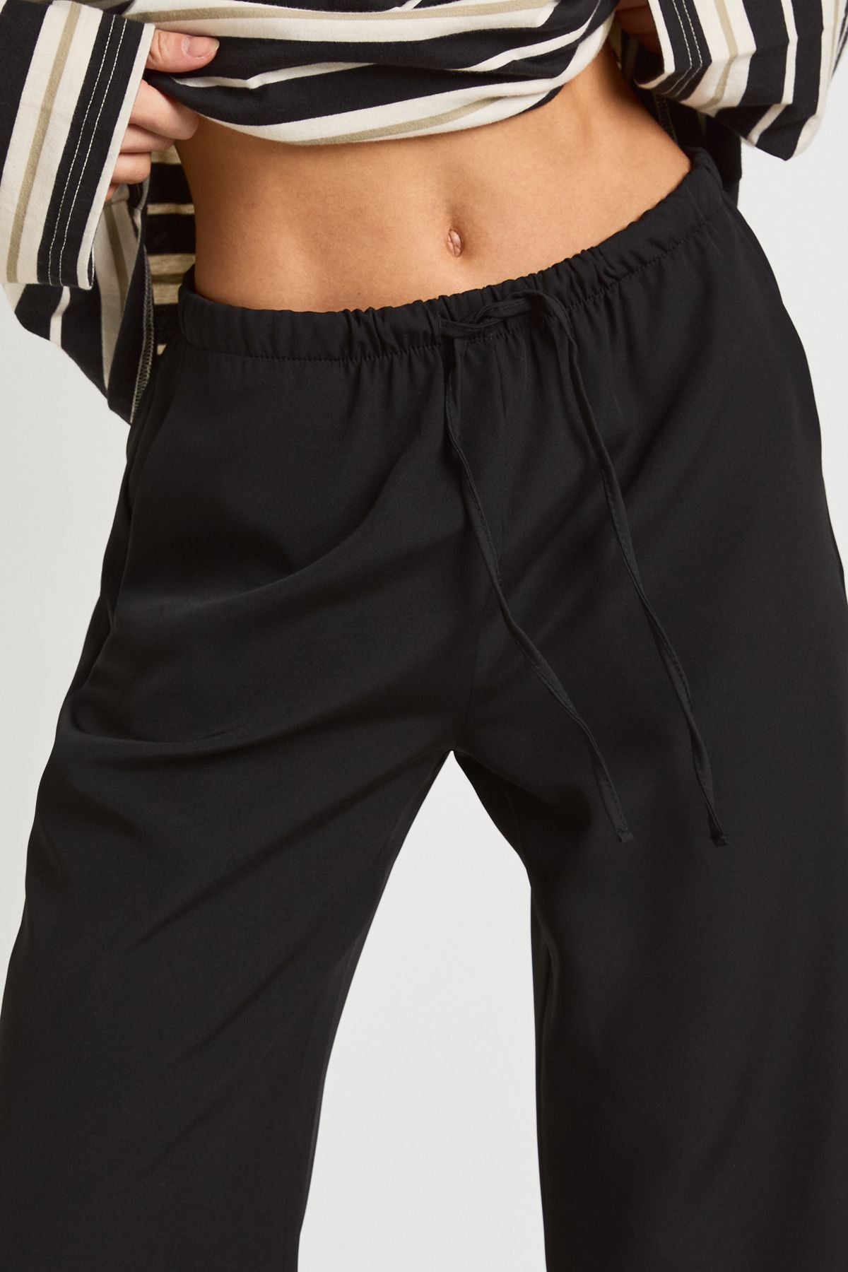 https://mediahub.prettylittlething.com/hzz48746_black_xl_3