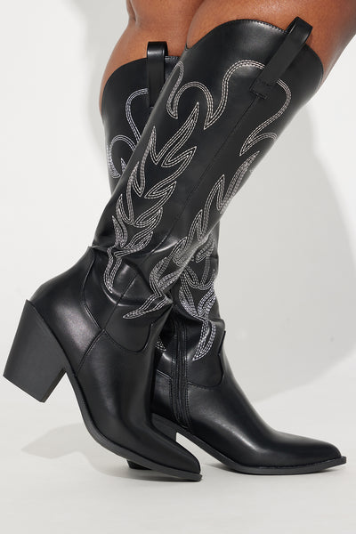 https://cdn.shopify.com/s/files/1/0293/9277/files/01-04-24_S4_60_CATTLE9_Black_P_TK_AC_16-07-11_PLUS_33924_PXF.jpg?v=1704837296&with=400&height=600