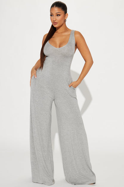 https://cdn.shopify.com/s/files/1/0293/9277/files/01-09-24_S5_35_HF24E401_HeatheredGrey_TK_PC_13-47-13_28984_PXF.jpg?v=1705450604