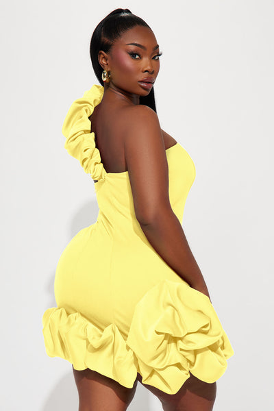 https://cdn.shopify.com/s/files/1/0293/9277/files/01-17-24_S6_47_DRESS04142_Red_P_KF_PC_14-32-04_PLUS_75271_KP_ButerYellow_2bffe764-2f0a-4345-8eaa-eab2f10169f0.jpg?v=1738954225&with=400&height=600