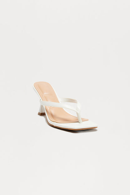 https://cdn.shopify.com/s/files/1/0293/9277/files/01-17-25_S10_32_ROSSIE56_White_CXB_11-53-17_16152_PXF.jpg?v=1739917645