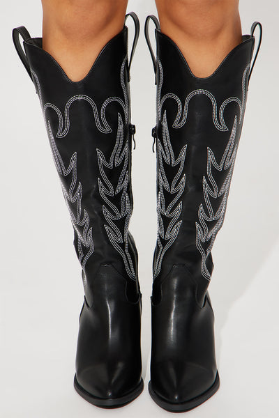 https://cdn.shopify.com/s/files/1/0293/9277/products/01-20-23Studio8_DS_KB_14-29-34_77_CATTLE9_Black_4417_JB.jpg?v=1739569670&with=400&height=600