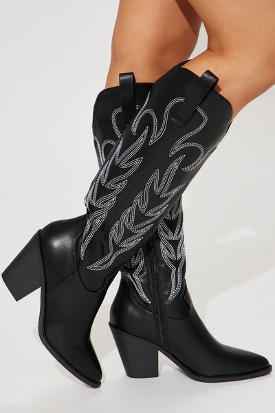 https://cdn.shopify.com/s/files/1/0293/9277/products/01-20-23Studio8_DS_KB_14-29-38_77_CATTLE9_Black_4418_JB.jpg?v=1739569670&with=400&height=600