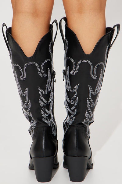 https://cdn.shopify.com/s/files/1/0293/9277/products/01-20-23Studio8_DS_KB_14-29-40_77_CATTLE9_Black_4419_JB.jpg?v=1679101659&with=400&height=600