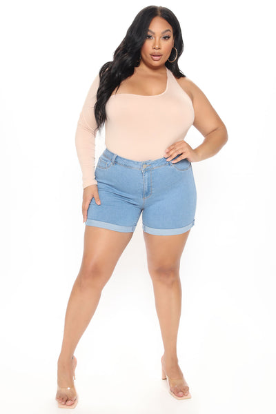 https://cdn.shopify.com/s/files/1/0293/9277/products/01-21-21Studio4_DD_TB__11-30-32_28_S204946_LightWash_PLUS_53322_RG.jpg?v=1611278103&with=400&height=600