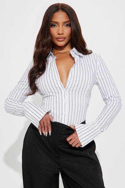 https://cdn.shopify.com/s/files/1/0293/9277/files/01-21-25_S6_23_24KT7210FN_WhiteBlack_AE_AP_11-52-38_9239_PXF.jpg?v=1737580480