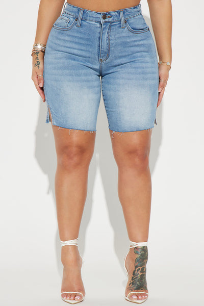 https://cdn.shopify.com/s/files/1/0293/9277/files/01-25-24_S3_33_ZDSHF836M1_LightBlueWash_KT_SS_14-11-23_3877_MP.jpg?v=1708555574&with=400&height=600