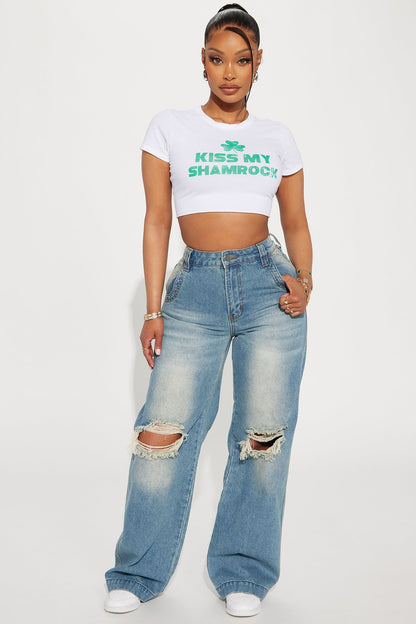 https://cdn.shopify.com/s/files/1/0293/9277/files/01-30-24_S2_23_FN059HWDYJRIPPED_MediumWash_P_KJ_RL_14-32-52_30055_PXF.jpg?v=1706805044