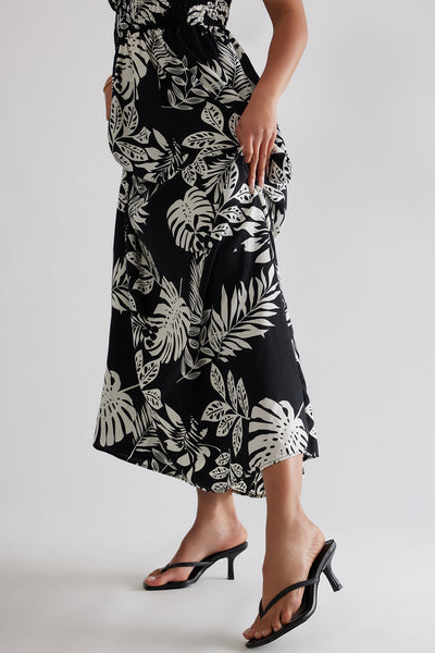 https://cdn.shopify.com/s/files/1/0293/9277/files/02-06-25_S9_27_YASMIN_Black_CZ_SS_10-36-51_3355_PXF.jpg?v=1739994451&with=400&height=600