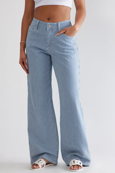 https://cdn.shopify.com/s/files/1/0293/9277/files/02-06-25_S9_54_JAZZY17_White_CZ_SS_13-58-26_3530_PXF.jpg?v=1749513429&with=400&height=600