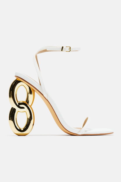 https://cdn.shopify.com/s/files/1/0293/9277/files/02-08-24_S10_6_FARAH_White_P_CXB_09-33-22_4177_ES.jpg?v=1720738969