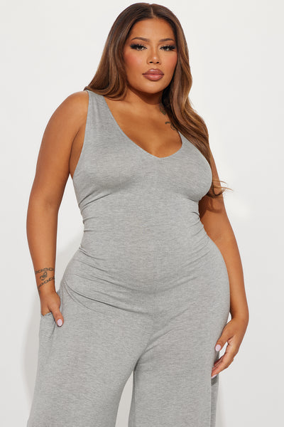 https://cdn.shopify.com/s/files/1/0293/9277/files/02-12-24_S5_51_HF24E401_HeatheredGrey_P_MS_IM_14-30-32_PLUS_42634_PXF.jpg?v=1707935086&with=400&height=600