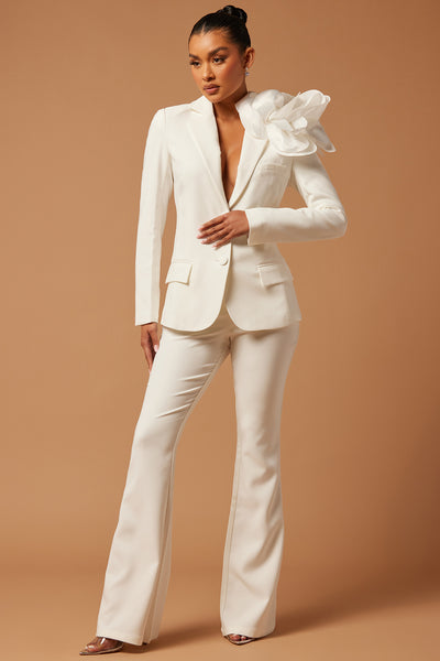 https://cdn.shopify.com/s/files/1/0293/9277/files/02-16-24_S5_43_23GWF10742AB_OffWhite_KT_IM_15-15-56_44453_PXF.jpg?v=1708457186&with=400&height=600