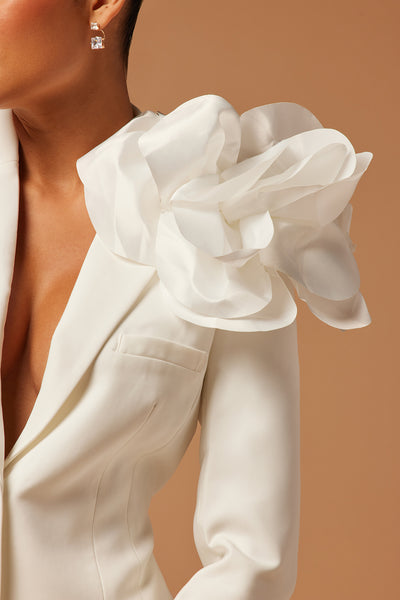 https://cdn.shopify.com/s/files/1/0293/9277/files/02-16-24_S5_43_23GWF10742AB_OffWhite_KT_IM_15-16-34_44472_PXF.jpg?v=1708457187&with=400&height=600
