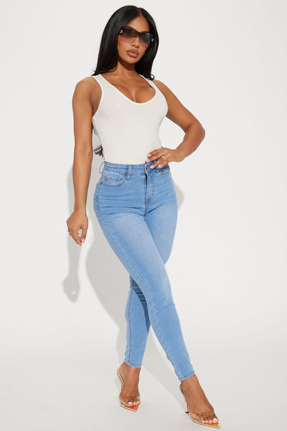 https://cdn.shopify.com/s/files/1/0293/9277/files/02-17-23Studio4_CB_IM_11-52-08_21_YJDM15_LightWash_17456_DQ.jpg?v=1781301799