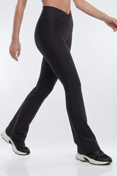 https://cdn.shopify.com/s/files/1/0293/9277/files/02-18-26_S6_PM_18_B12503SB1303_Black_JG_AA_18-37-02_0834-7_ES_ES_ES_JA_CM.jpg?v=1773350039&with=400&height=600