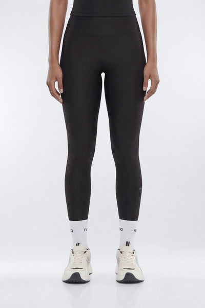 https://cdn.shopify.com/s/files/1/0293/9277/files/02-18-26_S6_PM_22_B12503SB1302_Black_JG_AA_18-55-50_9668-1_ES_ES_JA_CM.jpg?v=1773353277&with=400&height=600