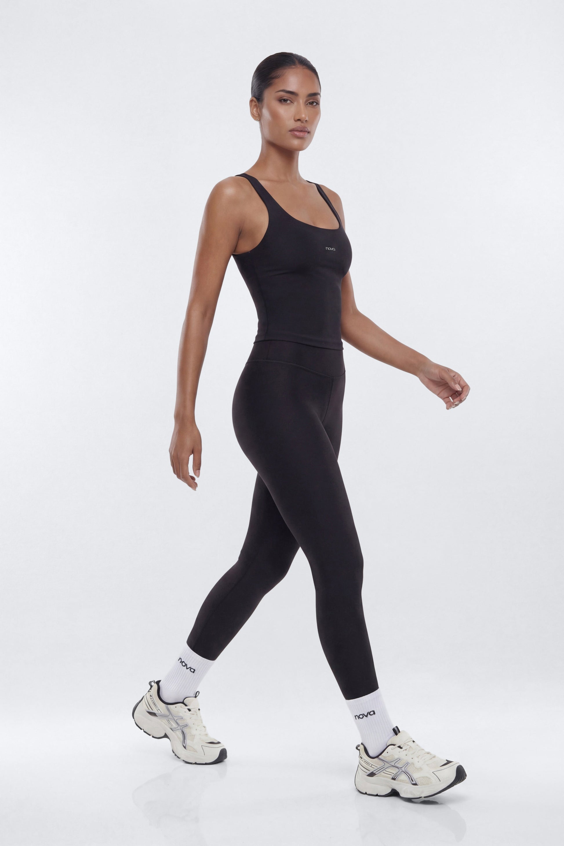 https://cdn.shopify.com/s/files/1/0293/9277/files/02-18-26_S6_PM_22_B12503SB1302_Black_JG_AA_18-55-50_9668-5_1__ES_ES_JA_CM.jpg?v=1773353277