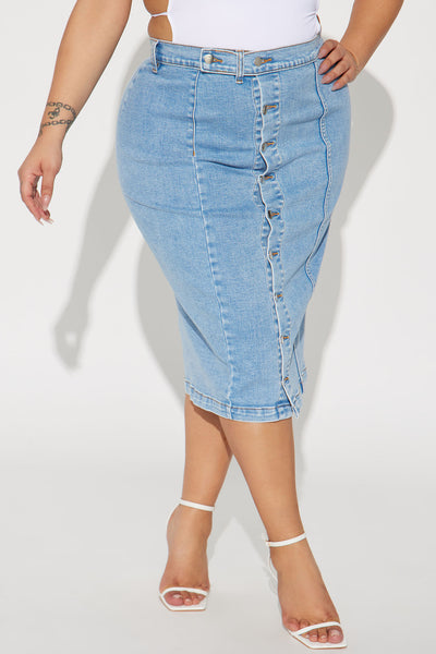 https://cdn.shopify.com/s/files/1/0293/9277/products/02-20-23Studio4_KP_AC_15-27-08_63_V4104L_LightWash_19637_PLUS_MR.jpg?v=1741904412&with=400&height=600