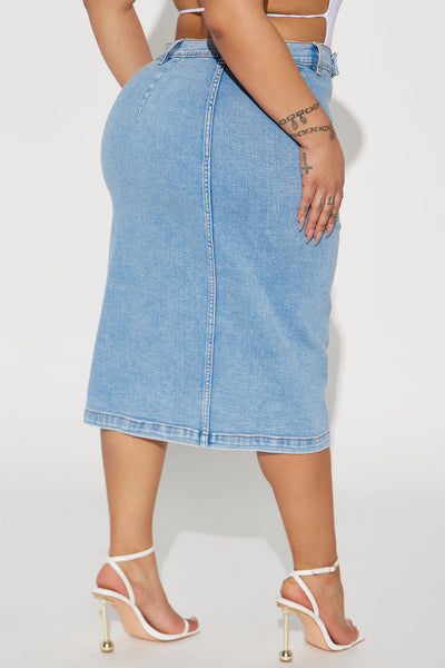 https://cdn.shopify.com/s/files/1/0293/9277/products/02-20-23Studio4_KP_AC_15-27-16_63_V4104L_LightWash_19638_PLUS_MR.jpg?v=1741904412&with=400&height=600