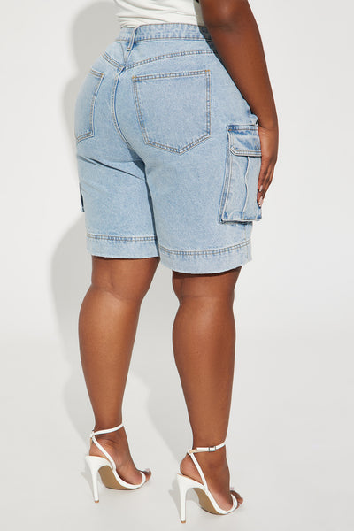 https://cdn.shopify.com/s/files/1/0293/9277/files/02-22-24_S4_39_FNSDEVSS2304_LightWash_KJ_SS_13-32-56_PLUS_37094_PXF.jpg?v=1722035142&with=400&height=600