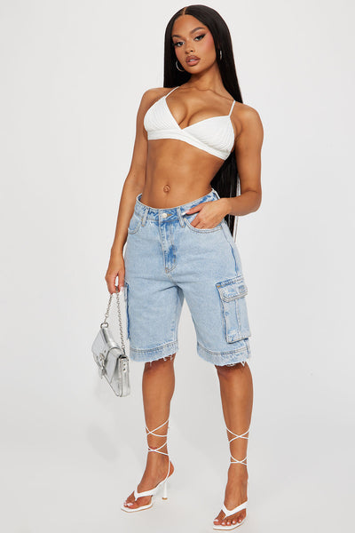 https://cdn.shopify.com/s/files/1/0293/9277/products/02-23-23Studio1_ID_M_14-11-13_27_FNSDEVSS2304_LightWash_0653_JB.jpg?v=1677785007&with=400&height=600