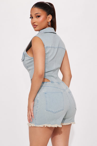 https://cdn.shopify.com/s/files/1/0293/9277/files/02-26-24_S6_45_30AL03A_LightWash_RD_PC_13-55-13_104116_PXF.jpg?v=1710284500&with=400&height=600