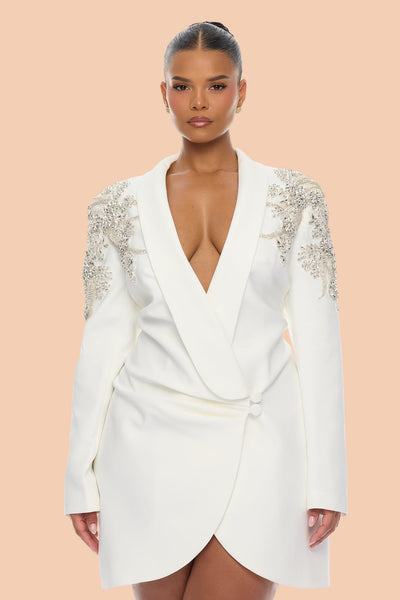 https://cdn.shopify.com/s/files/1/0293/9277/files/03-13-26_S9_15_24GWQ8001_Ivory_ZSR_AE_IM_15-47-54_PLUS_24690_PXF_BG.jpg?v=1784922185&with=400&height=600