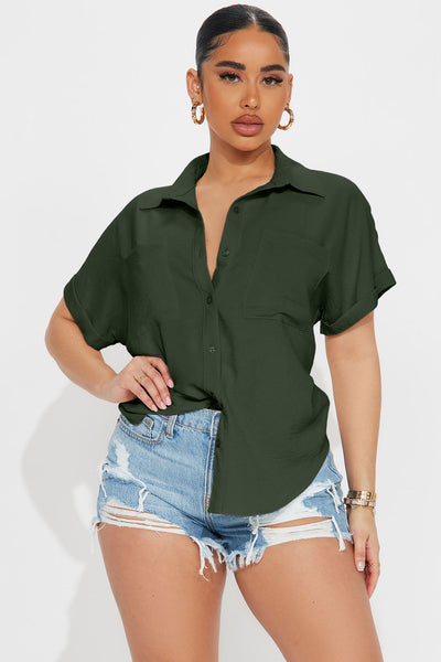 https://cdn.shopify.com/s/files/1/0293/9277/files/03-21-23Studio1_KF_CG_14-22-49_46_TT2082_Sand_19033_EH_KP_Olive.jpg?v=1743028473&with=400&height=600
