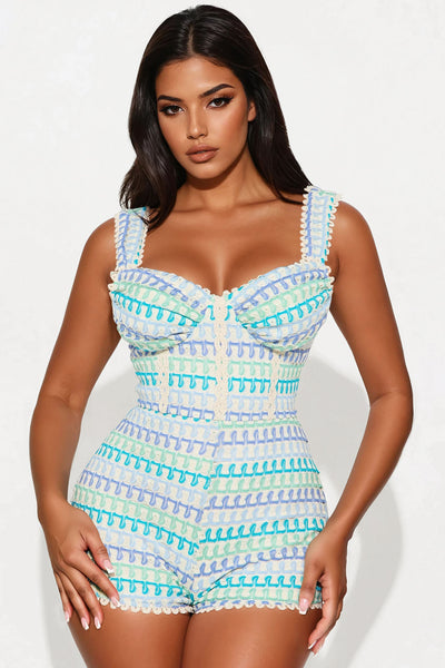 https://cdn.shopify.com/s/files/1/0293/9277/files/03-27-25_S9_56_67096SK_Bluecombo_CR_AC_15-07-38_56605-Amira_ES_ES.jpg?v=1744047539&with=400&height=600