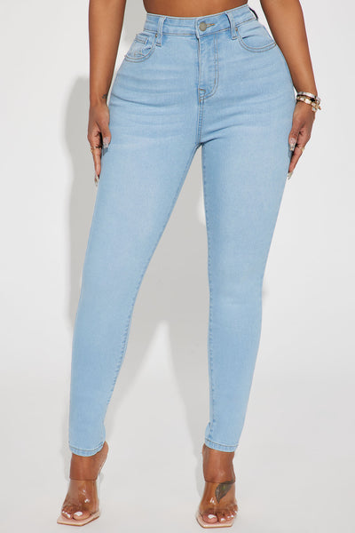 https://cdn.shopify.com/s/files/1/0293/9277/products/03-30-23Studio2_KJ_RL_15-25-23_29_YJDM15HROPTION1_LightWash_P_9864_JB.jpg?v=1718323086&with=400&height=600