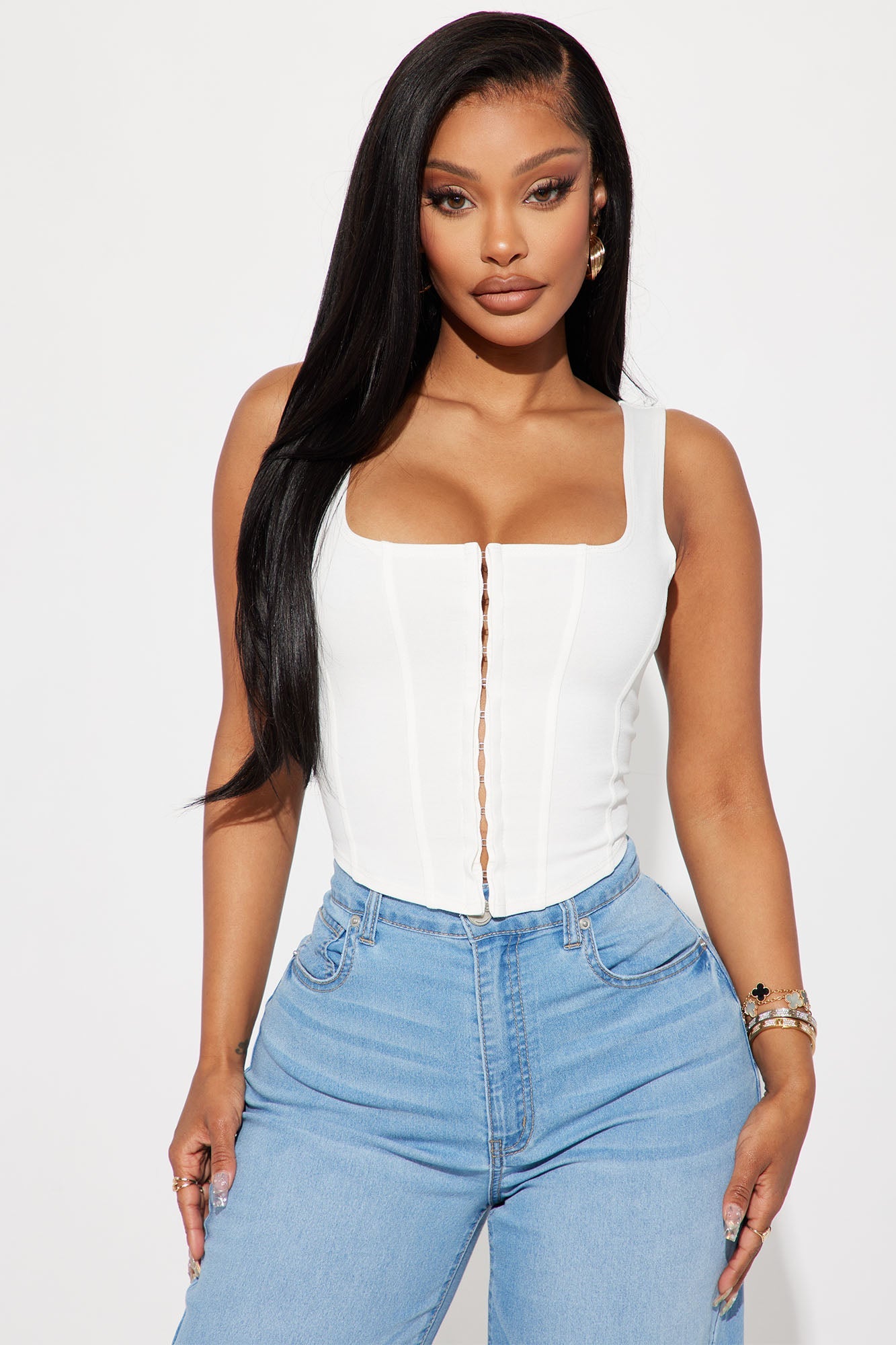 https://cdn.shopify.com/s/files/1/0293/9277/products/04-07-23Studio2_KJ_RL_14-32-26_18_CH5092_White_P_14149_DG.jpg?v=1681405997