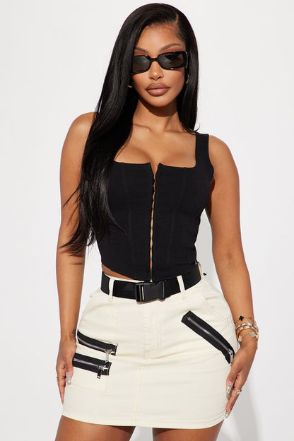 https://cdn.shopify.com/s/files/1/0293/9277/products/04-07-23Studio2_KJ_RL_14-55-23_28_CH5092_Black_P_14236_DG.jpg?v=1681412681
