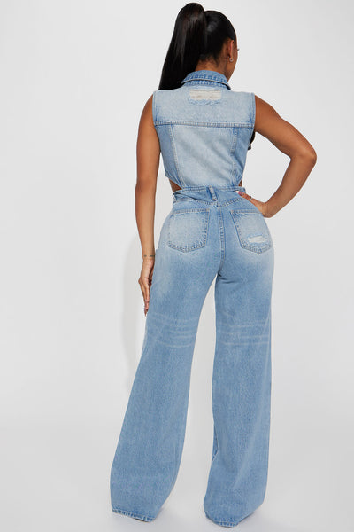 https://cdn.shopify.com/s/files/1/0293/9277/products/04-18-23Studio1_CXB_SS_15-31-38_60_KL1680JS_LightWash_11411_SG.jpg?v=1683665933&with=400&height=600