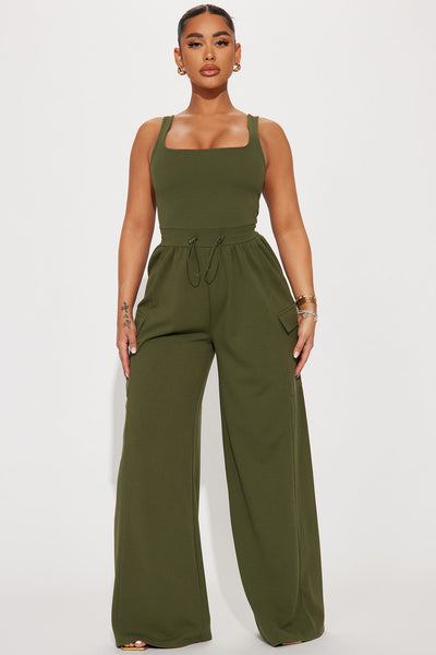 https://cdn.shopify.com/s/files/1/0293/9277/files/04-21-23Studio6_KF_SS_14-41-33_51_TP1633A_Olive_26946_CM.jpg?v=1682462760&with=400&height=600