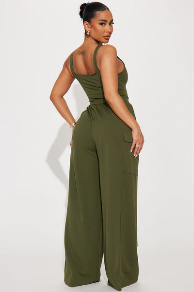 https://cdn.shopify.com/s/files/1/0293/9277/files/04-21-23Studio6_KF_SS_14-42-11_51_TP1633A_Olive_26957_CM.jpg?v=1682462760&with=400&height=600