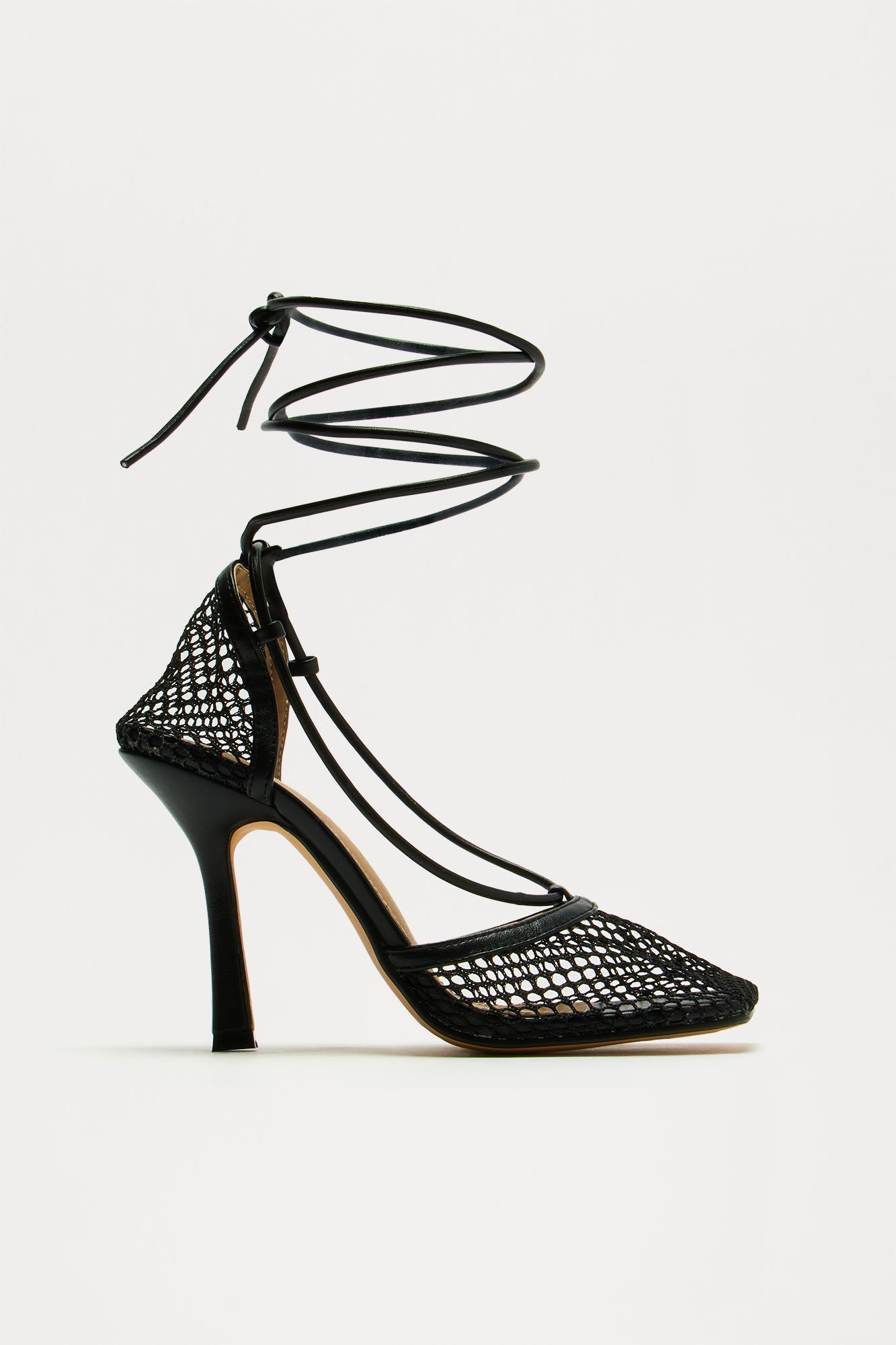 https://cdn.shopify.com/s/files/1/0293/9277/files/04-24-24_S15_37_NEWME_Black_CZ_12-56-160385_SG_ES.jpg?v=1720743074