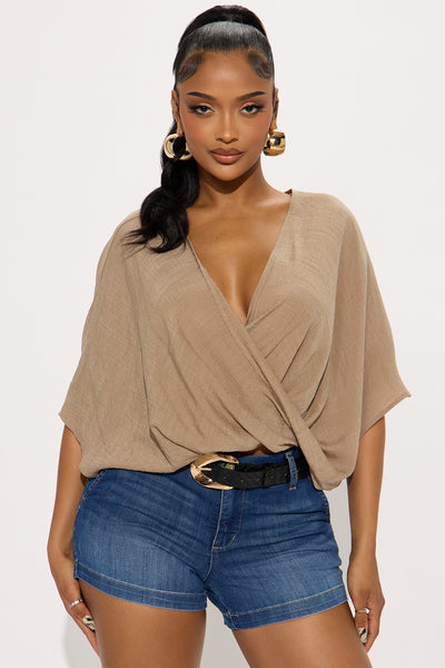 https://cdn.shopify.com/s/files/1/0293/9277/files/04-24-25_S1_17_HF25E105_Taupe_JG_IM_11-59-24_0280_PXF.jpg?v=1745866604&with=400&height=600